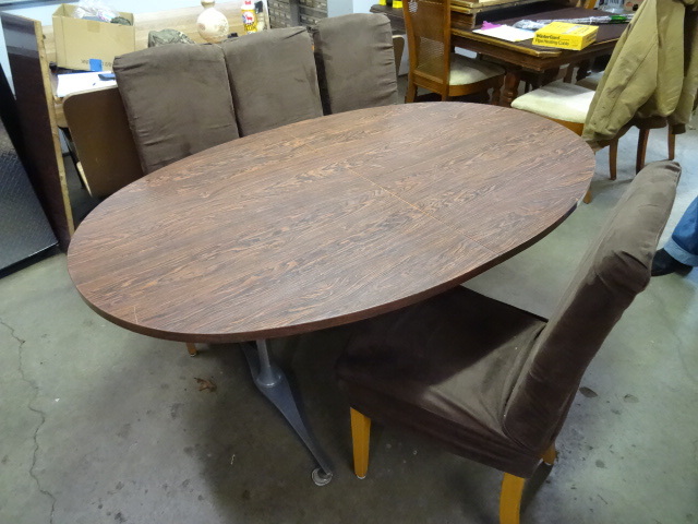 lot 87 image: Kitchen Table with 4 Matching Chairs