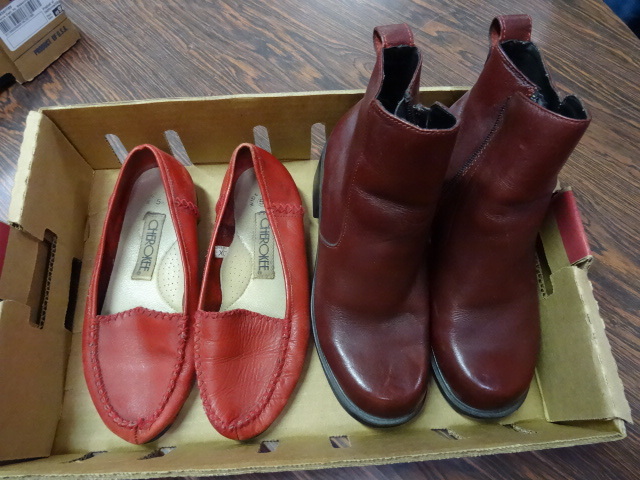 lot 98 image: Pair of 5W Red Shoes. Pair of Size 6