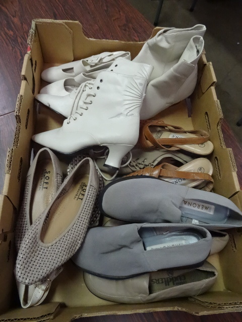 lot 102 image: Size 5 - 5 12 - and 6 Womens Shoes