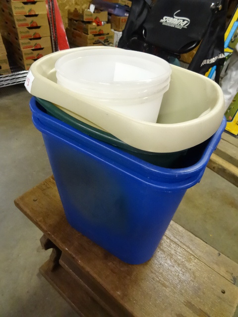 lot 113 image: 4 Garbage Cans