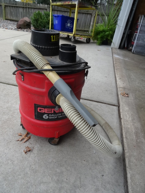 lot 127 image: Genie 6 Gal Shop Vac.