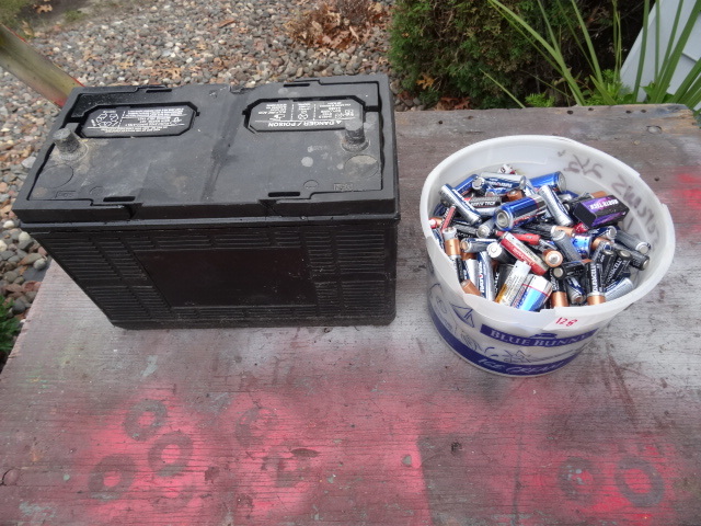 lot 128 image: 12 Volt Battery Does take a Charge.