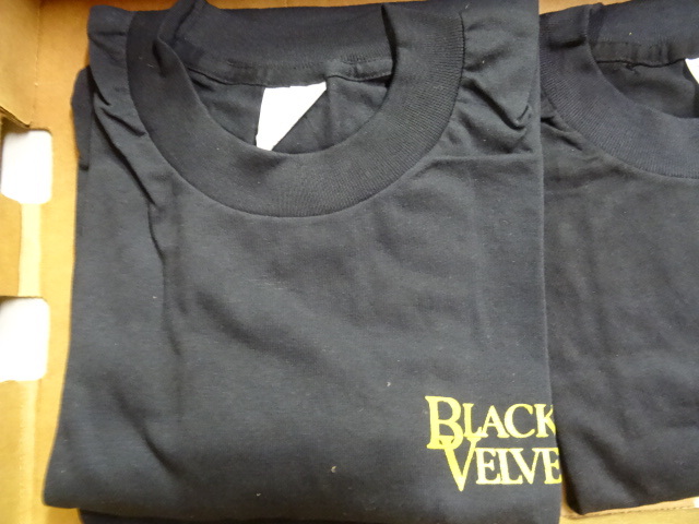 lot 197 image: 5 Large Black Velvet T Shirts