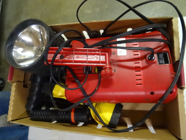 lot 242 image: Fluorescent Work Light. Flashlights