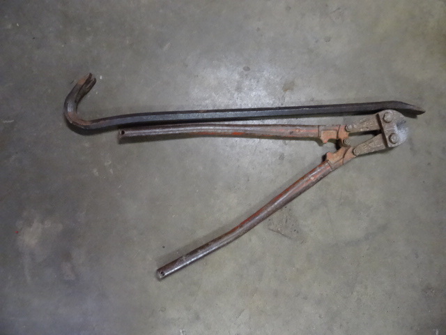 lot 302 image: Crowbar and Bolt Cutter