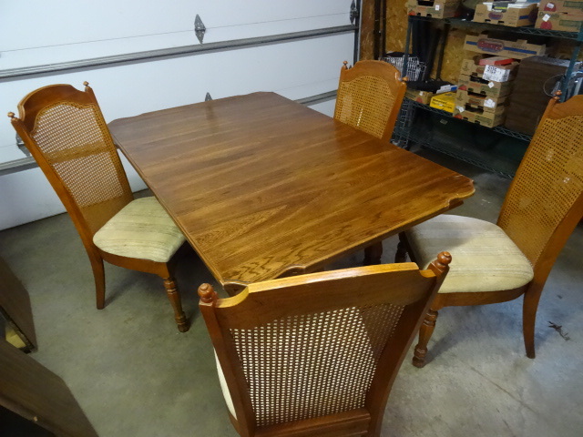 lot 319 image: Vintage Dining Room Table. 2 Leaves