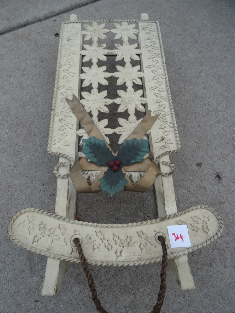 lot 324 image: Metal Dcor Sleigh