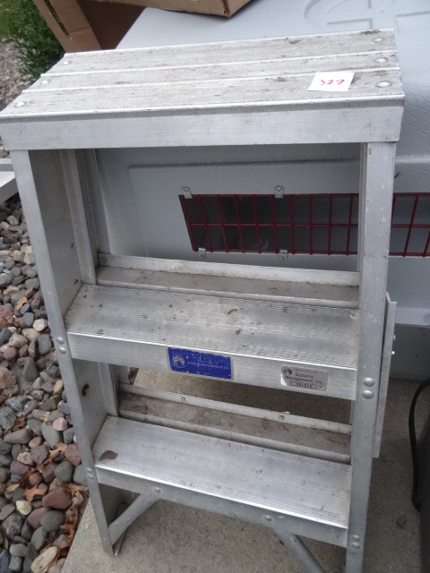 lot 327 image: 2 Foot Aluminum Step Ladder
