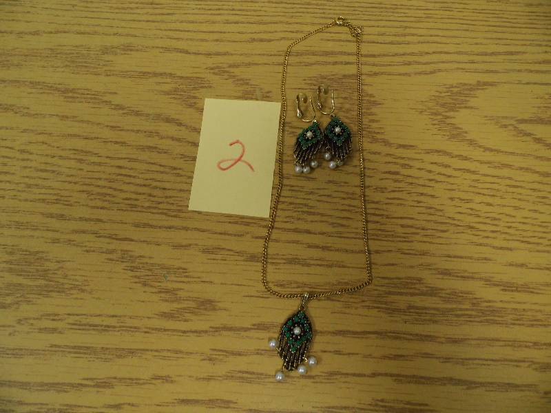 lot 2 image: Sarah Coventry Earrings & Necklace