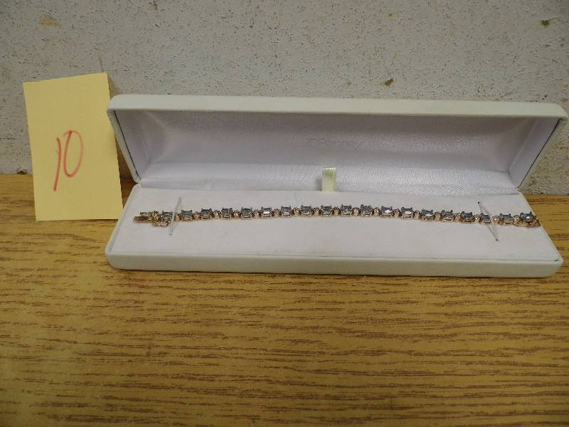 lot 10 image: Tennis Bracelet