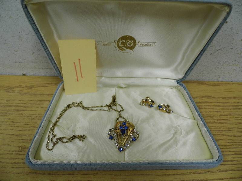 lot 11 image: Vintage Necklace & Earrings