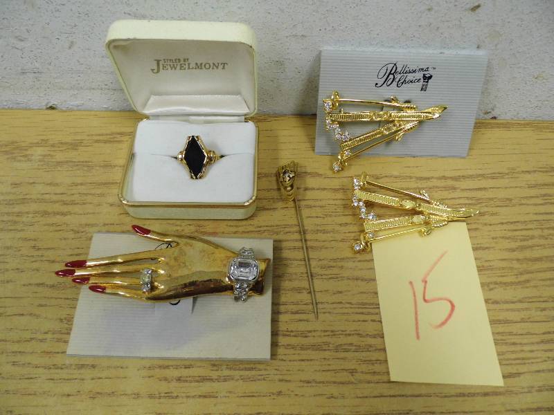 lot 15 image: Ring w Pins