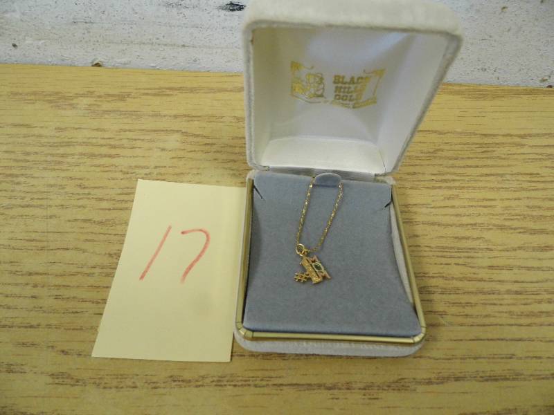 lot 17 image: Black Hills Gold MOM Necklace