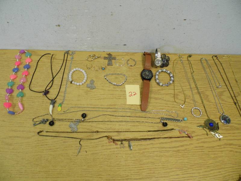 lot 22 image: Assorted Jewelry