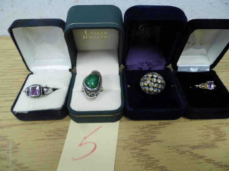 lot 5 image: 4 Rings in Cases