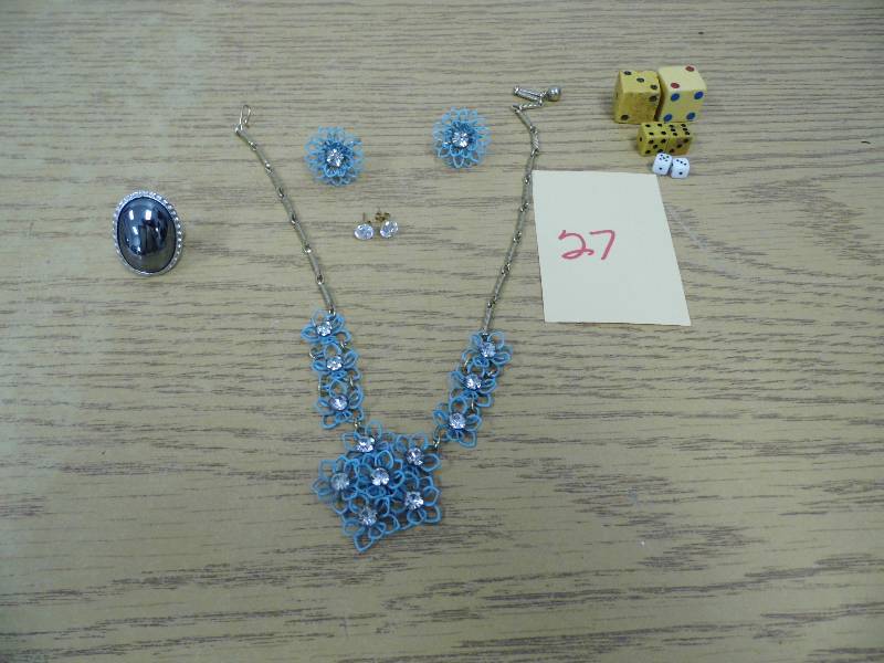 lot 27 image: Vintage Necklaces w Earrings