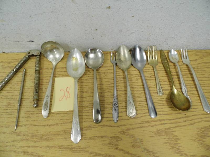 lot 28 image: Vintage Silverware