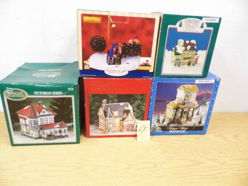 lot 52 image: 5 Pieces of Christmas Village