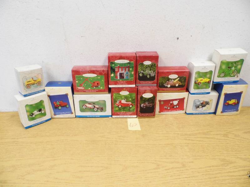 lot 62 image: Hallmark Ornaments