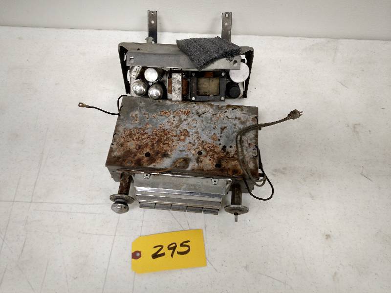 lot 295 image: 5556 Chev. Wonderbar Radio...