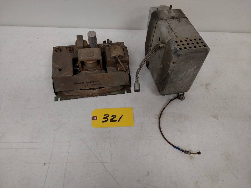 lot 321 image: Vintage Chev. Radio Speaker...