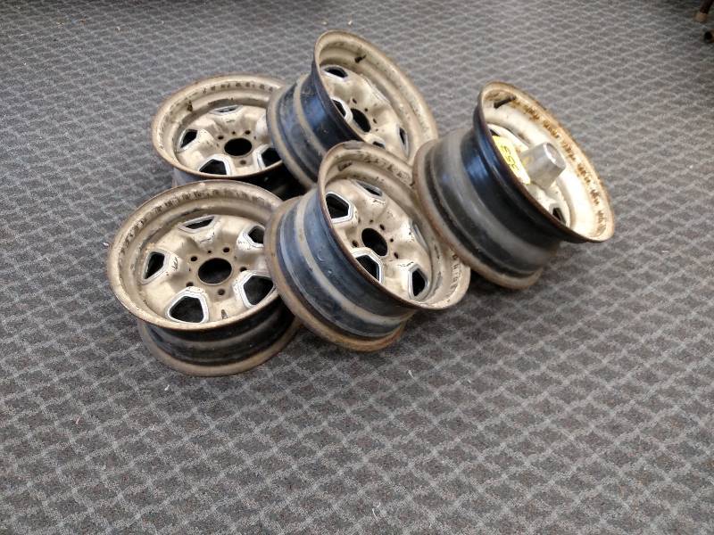 lot 353 image: (5) 71 Oldsmobile Rally Wheels, 14...