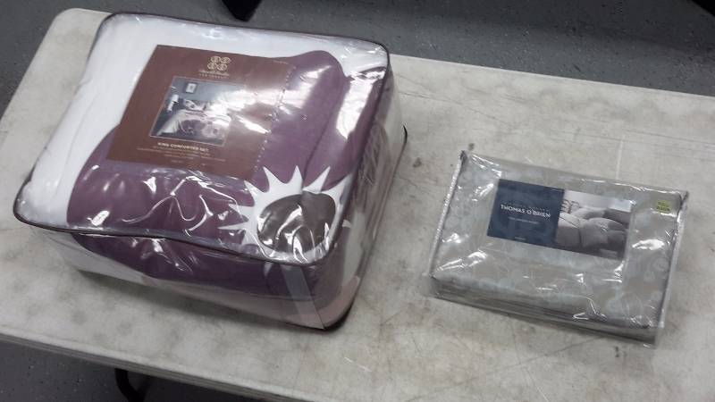lot 6 image: Bedding set