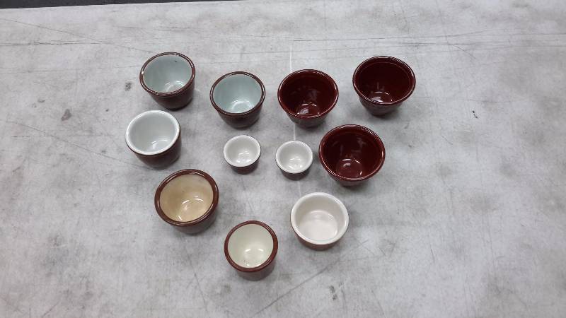 lot 13 image: Set of small bakeware cups