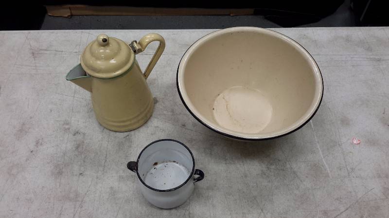lot 14 image: Tin cookware