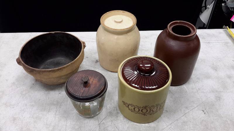 lot 19 image: Assorted pottery