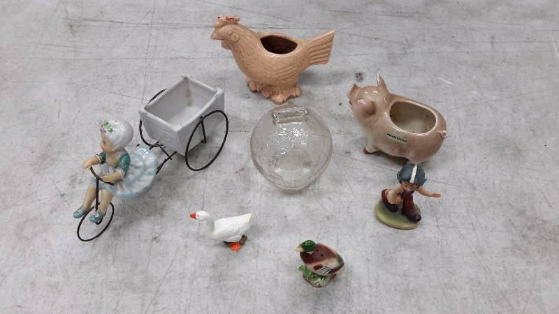 lot 22 image: Assorted home decor small animals and miscellaneous