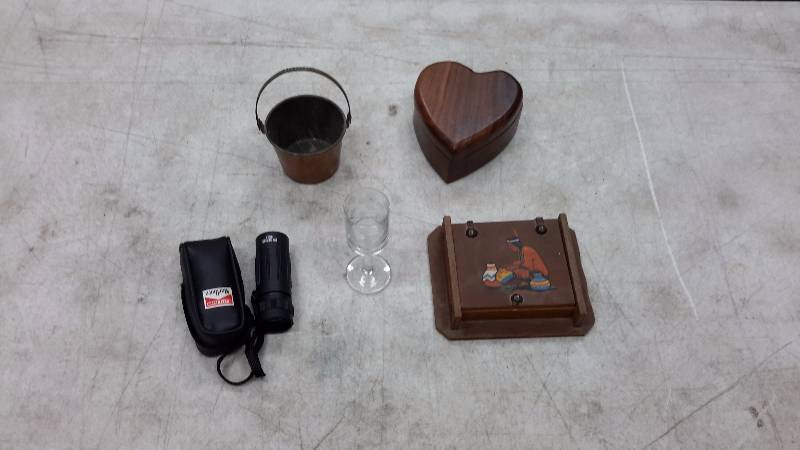 lot 24 image: Miscellaneous decor items