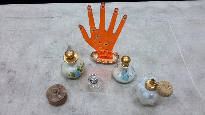 lot 26 image: Assorted beauty containers
