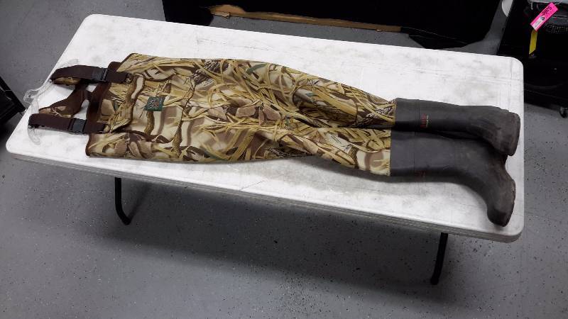 lot 27 image: Mad dog gear waiters
