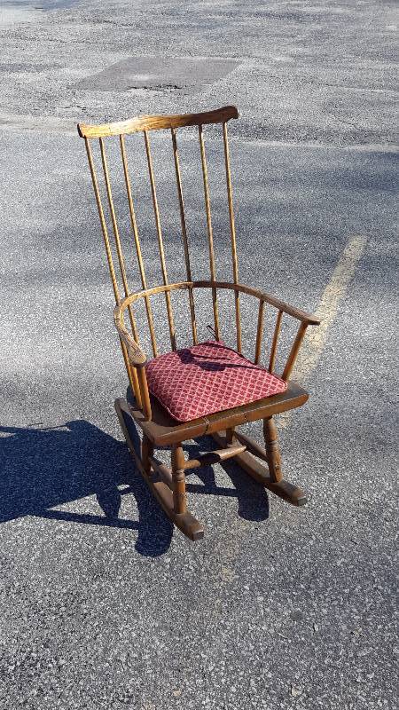 lot 43 image: Adult rocking chair
