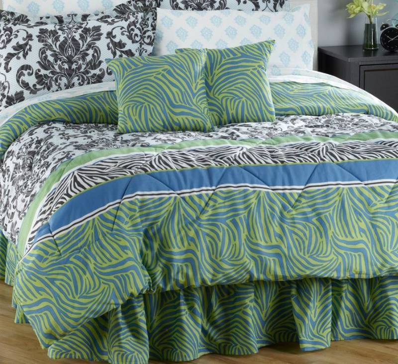 lot 18 image: alcove Zebra Damask 20-Pc. Bedroom Set - Queen
