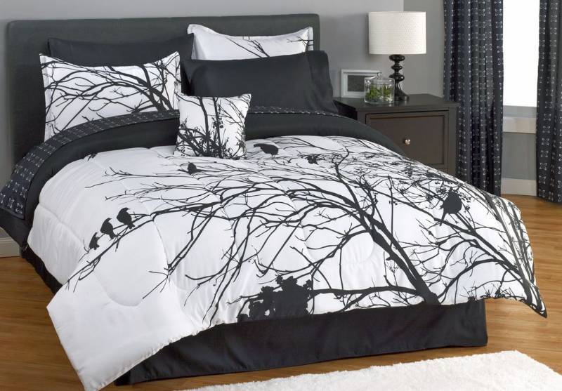 lot 25 image: alcove Briar Comforter Set - Queen
