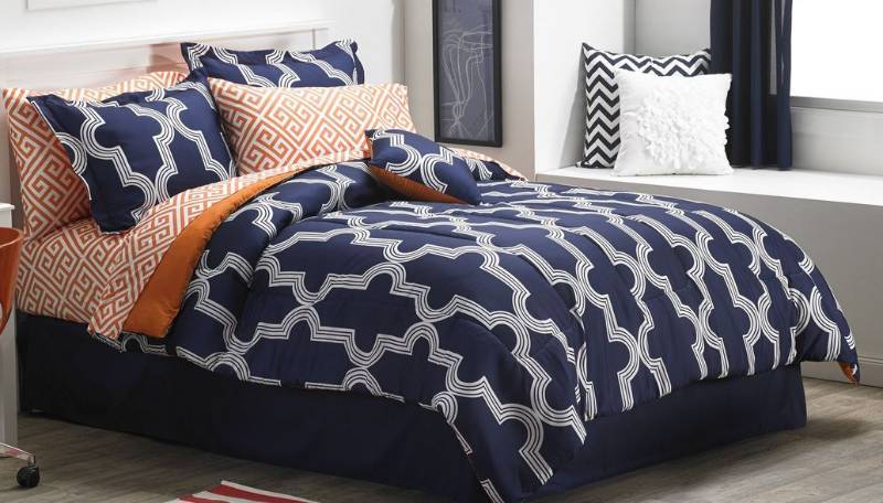 lot 27 image: alcove Colette Comforter Set - King