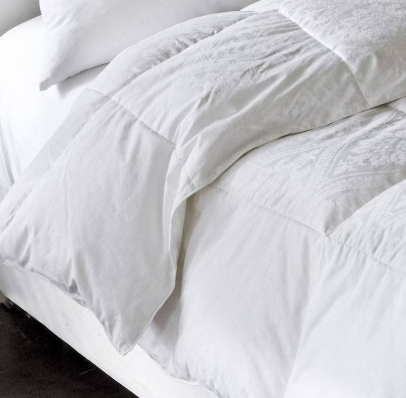 lot 31 image: McLeland Design Midweight Down Comforter - Twin
