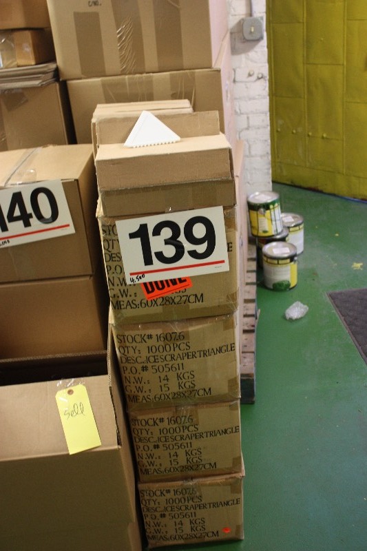 4,500 plastic triangle ICE SCRAPERS
