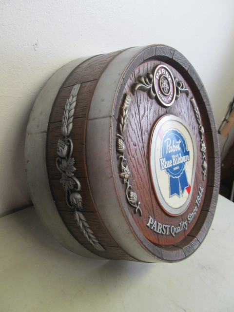 lot 14 image: Vintage Beer Sign & Clock - Pabst & Kirin
