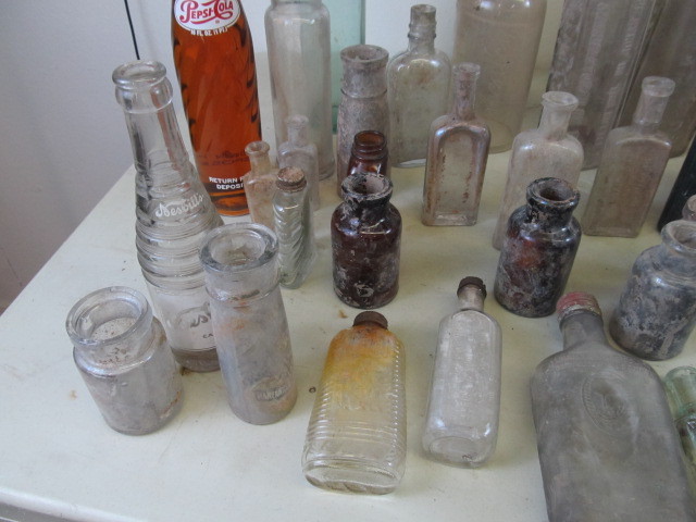 lot 31 image: HUGE Lot of Vintage & Antique Bottles