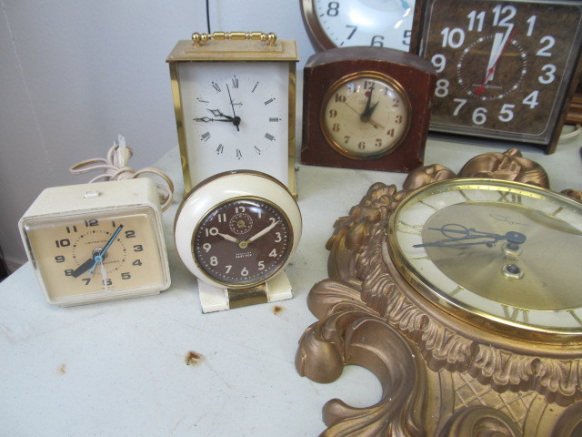 lot 33 image: HUGE Lot of Vintage Clocks