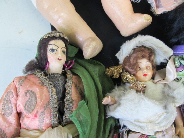 lot 41 image: Large Lot of Vintage & Antique Dolls