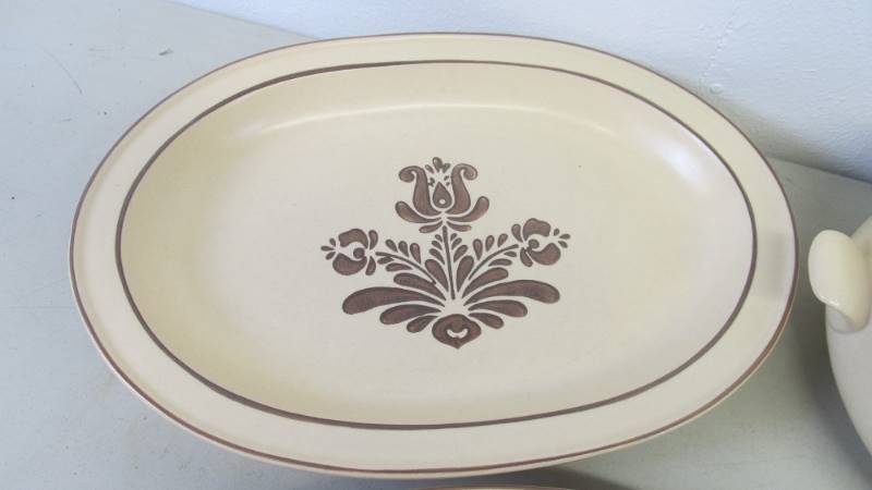 lot 48 image: Set of Vintage Pfaltzgraff Serving Dishes