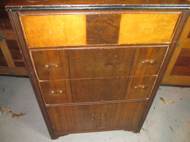 lot 3 image: Vintage Deco Chest of Drawers