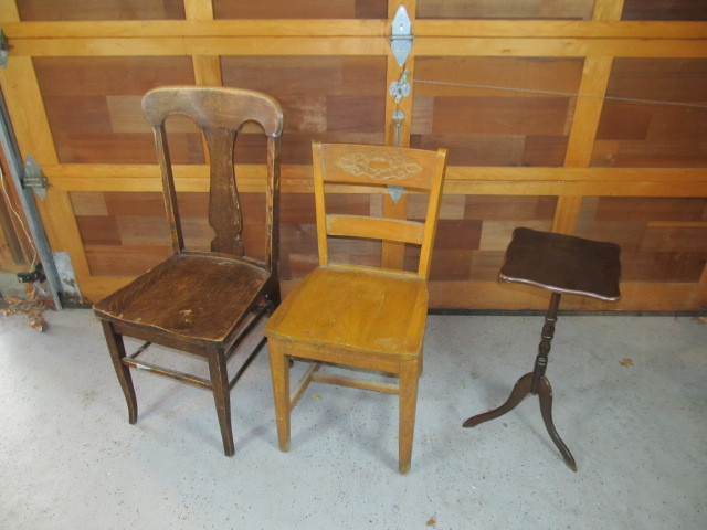 lot 6 image: Vintage Wood Chairs & Side Table