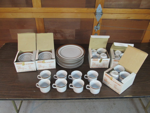 lot 11 image: Vintage Sierra Stoneware Dish Set wBoxes