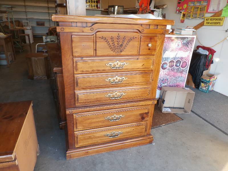 Queen size bedroom set.