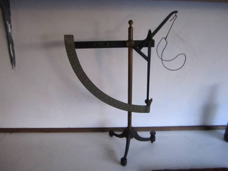 lot 4 image: Vintage weigh scale...